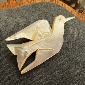 👑 $5 for $20! VINTAGE HANDCRAFTED WHITE MOTHER OF PEARL SHELL FLYING DOVE BROOCH